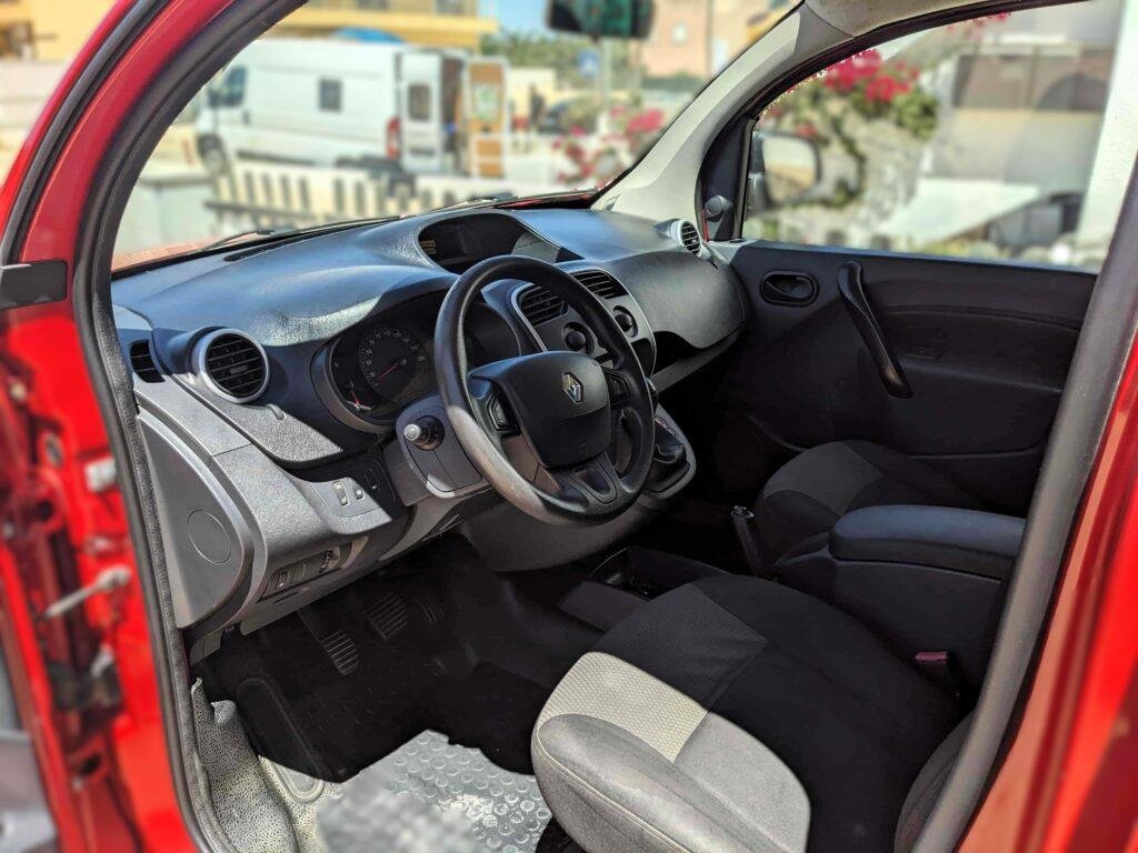 Driver cab and dashboard of the Renault Kangoo Maxi XXL