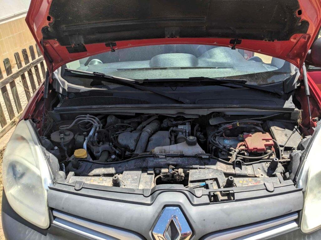 Engine bay of the Renault Kangoo Maxi XXL 1.5 dCi